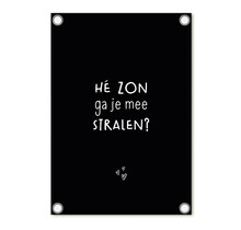Tuinposter zwart met tekst 'Hé zon ga je mee stralen?' – buitenposter voor tuin & terras