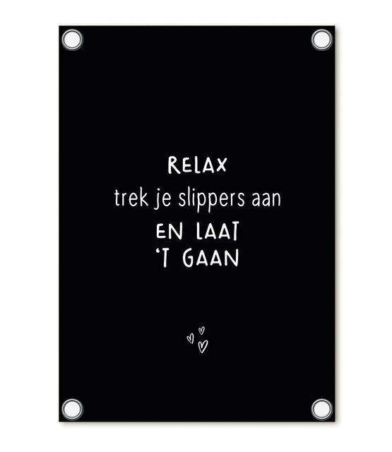 Tuinposter zwart met tekst 'Relax trek je slippers aan en laat 't gaan' – buitenposter voor tuin & terras