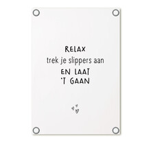 Tuinposter wit met tekst 'Relax trek je slippers aan en laat 't gaan' – buitenposter voor tuin & terras