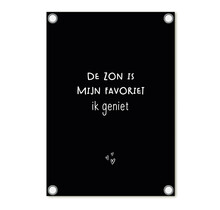 Tuinposter zwart met tekst 'De zon is mijn favoriet, ik geniet' – buitenposter voor tuin & terras