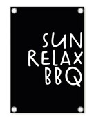 Tuinposter zwart met tekst 'Sun Relax BBQ'– buitenposter voor tuin & terras