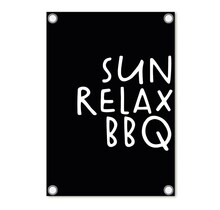Tuinposter zwart met tekst 'Sun Relax BBQ'– buitenposter voor tuin & terras
