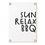 Zoedt Tuinposter wit met tekst 'Sun Relax BBQ'– buitenposter voor tuin & terras