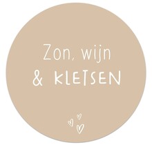Tuincirkel zand met tekst 'Zon, wijn & kletsen' – muurcirkel voor buiten