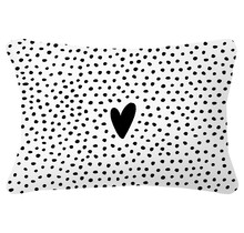 Buitenkussen 60x40 met dots en hart – waterafstotend tuinkussen