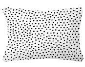 Buitenkussen 60x40 met dots en hart – waterafstotend tuinkussen