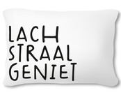 Buitenkussen 60x40 wit met tekst Lach Straal Geniet – waterafstotend tuinkussen