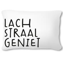 Buitenkussen 60x40 wit met tekst Lach Straal Geniet – waterafstotend tuinkussen