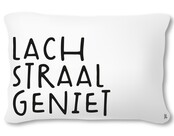 Buitenkussen 60x40 wit met tekst Lach Straal Geniet – waterafstotend tuinkussen