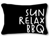 Buitenkussen 60x40 zwart met tekst Sun Relax BBQ – waterafstotend tuinkussen