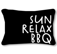 Buitenkussen 60x40 zwart met tekst Sun Relax BBQ – waterafstotend tuinkussen