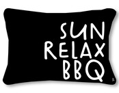 Buitenkussen 60x40 zwart met tekst Sun Relax BBQ – waterafstotend tuinkussen