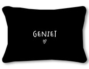 Buitenkussen 60x40 zwart met tekst Geniet– waterafstotend tuinkussen