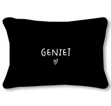 Buitenkussen 60x40 zwart met tekst Geniet– waterafstotend tuinkussen