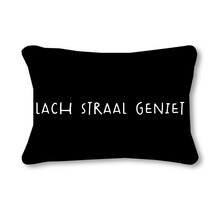 Buitenkussen 50x30 zwart met tekst Lach Straal Geniet – waterafstotend tuinkussen