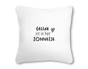 Buitenkussen 40x40 wit met tekst Geluk zit in het zonnetje – waterafstotend tuinkussen