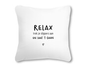 Buitenkussen 40x40 wit met tekst Relax trek je slippers aan en laat 't gaan – waterafstotend tuinkussen