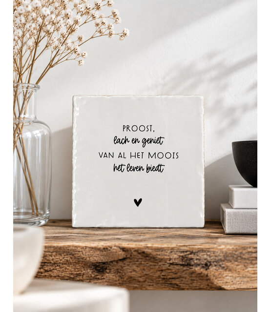 Aardewerk tegeltje met tekst ‘Proost, lach en geniet’ – 13x13 cm