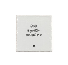 Aardewerk tegeltje met tekst ‘Geluk is genieten van wat er is’ – 13x13 cm