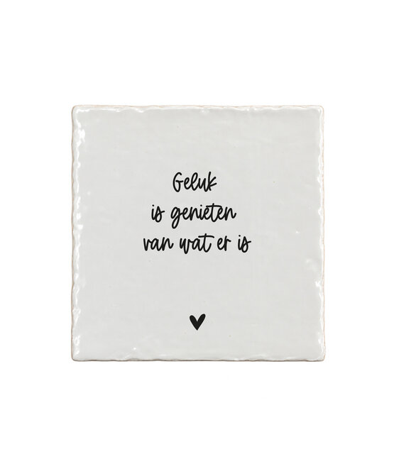 Aardewerk tegeltje met tekst ‘Geluk is genieten van wat er is’ – 13x13 cm