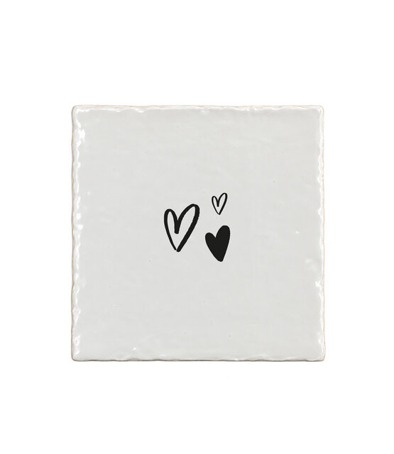 Aardewerk tegeltje 13x13 cm met zwarte hartjes