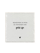 Aardewerk tegeltje met tekst ‘Vriendinnen en wijn, zo eenvoudig kan geluk zijn’ – 13x13 cm