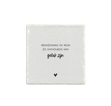 Aardewerk tegeltje met tekst ‘Vriendinnen en wijn, zo eenvoudig kan geluk zijn’ – 13x13 cm