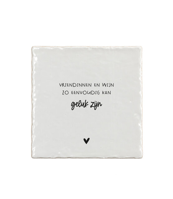 Aardewerk tegeltje met tekst ‘Vriendinnen en wijn, zo eenvoudig kan geluk zijn’ – 13x13 cm