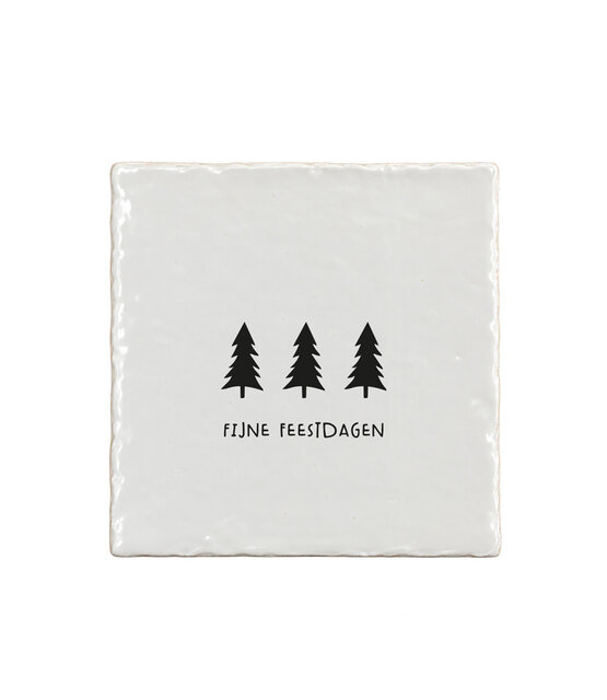 Aardewerk kerst tegeltje met drie kerstbomen en tekst ‘Fijne feestdagen’ – 13x13 cm