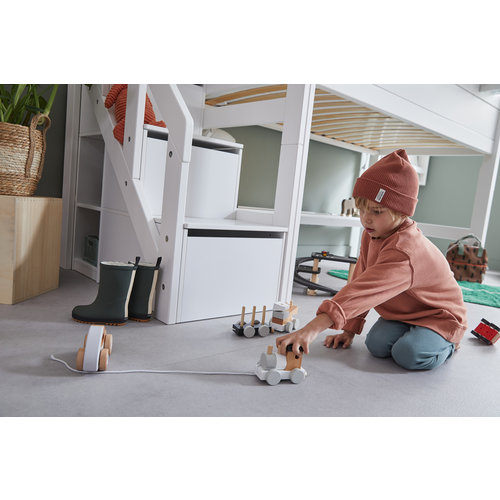 LIFETIME KIDSROOMS Halbhohes Bett mit Treppe in whitewash