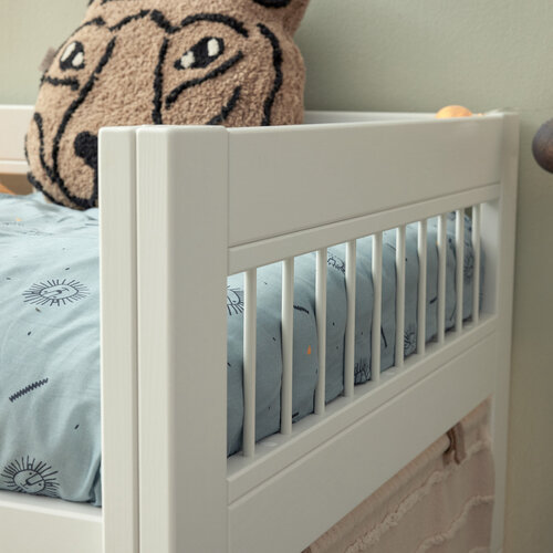 LIFETIME KIDSROOMS Halbhohes Bett Breeze schräge Leiter weiß