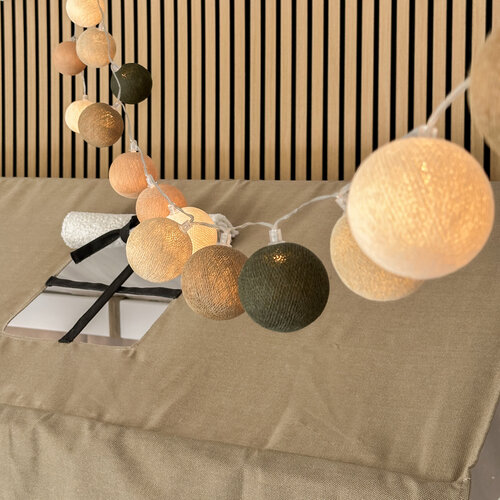 LIFETIME KIDSROOMS Lichterkette mit Baumwollkugeln Earthy Green