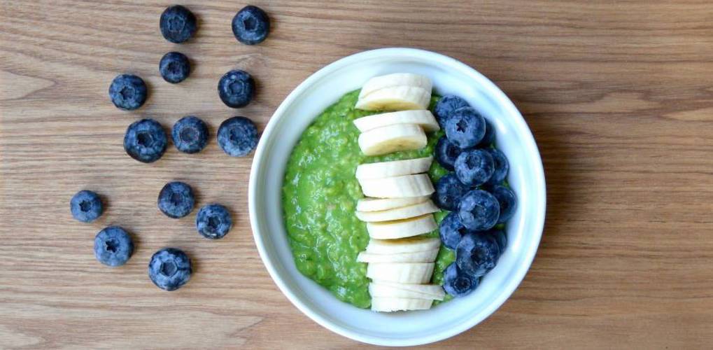 Matcha havermout met blauwe bessen en banaan