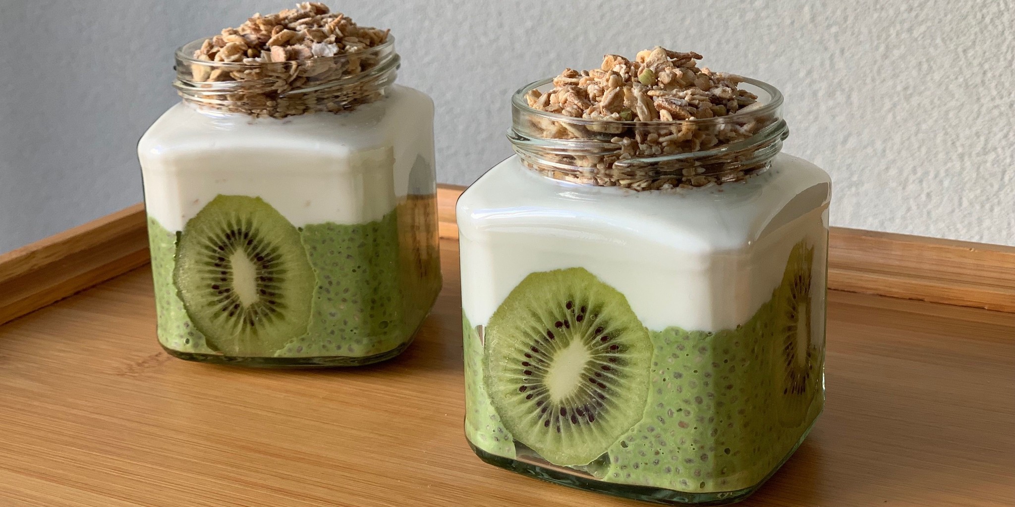 Matcha chia pudding met kiwi, kefir en granola