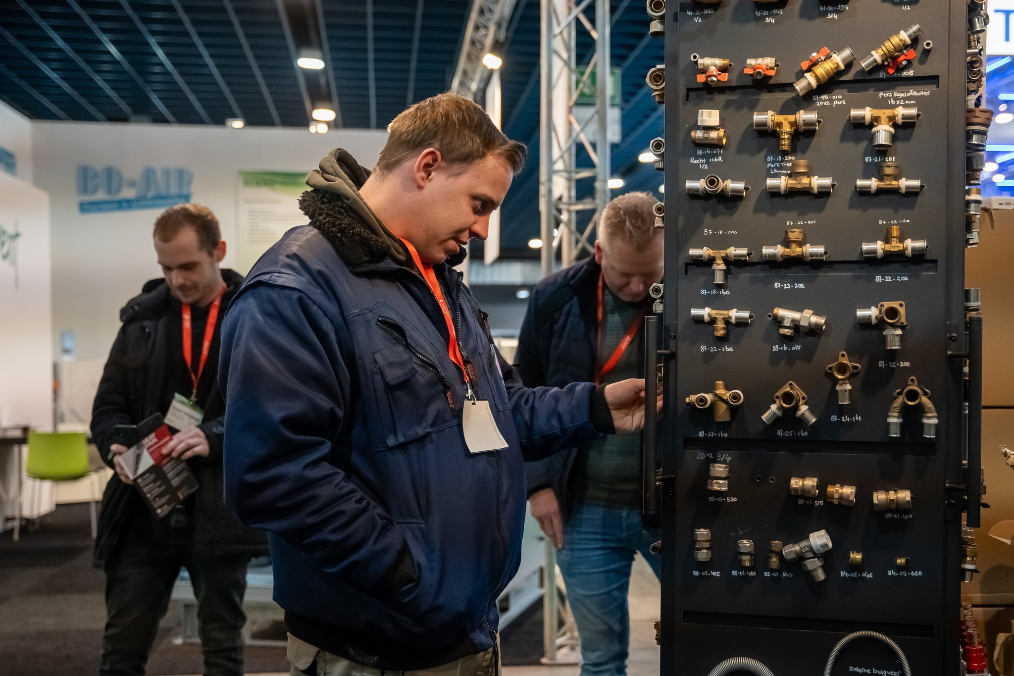 Bezoeker met badge bekijkt product