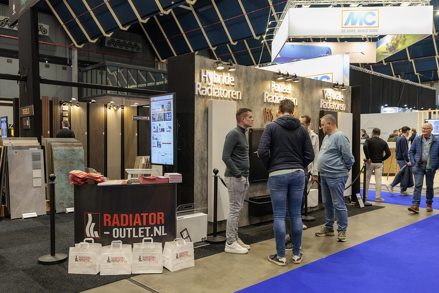 Bezoeker bekijkt product