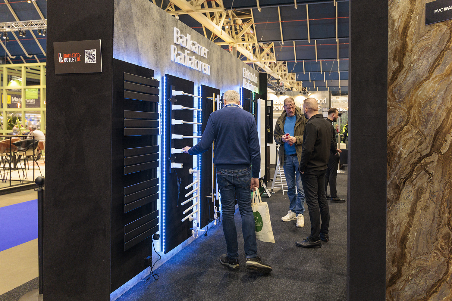 Teamfoto bij Radiator-Outlet stand