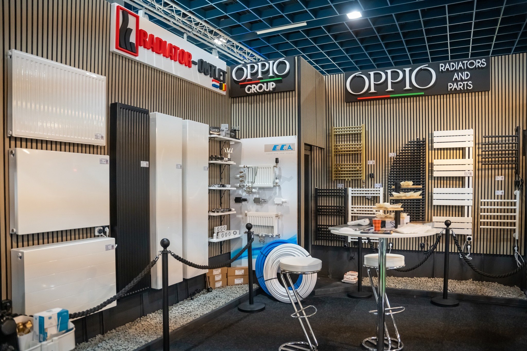 Showroom met radiatoren en zakelijke partner