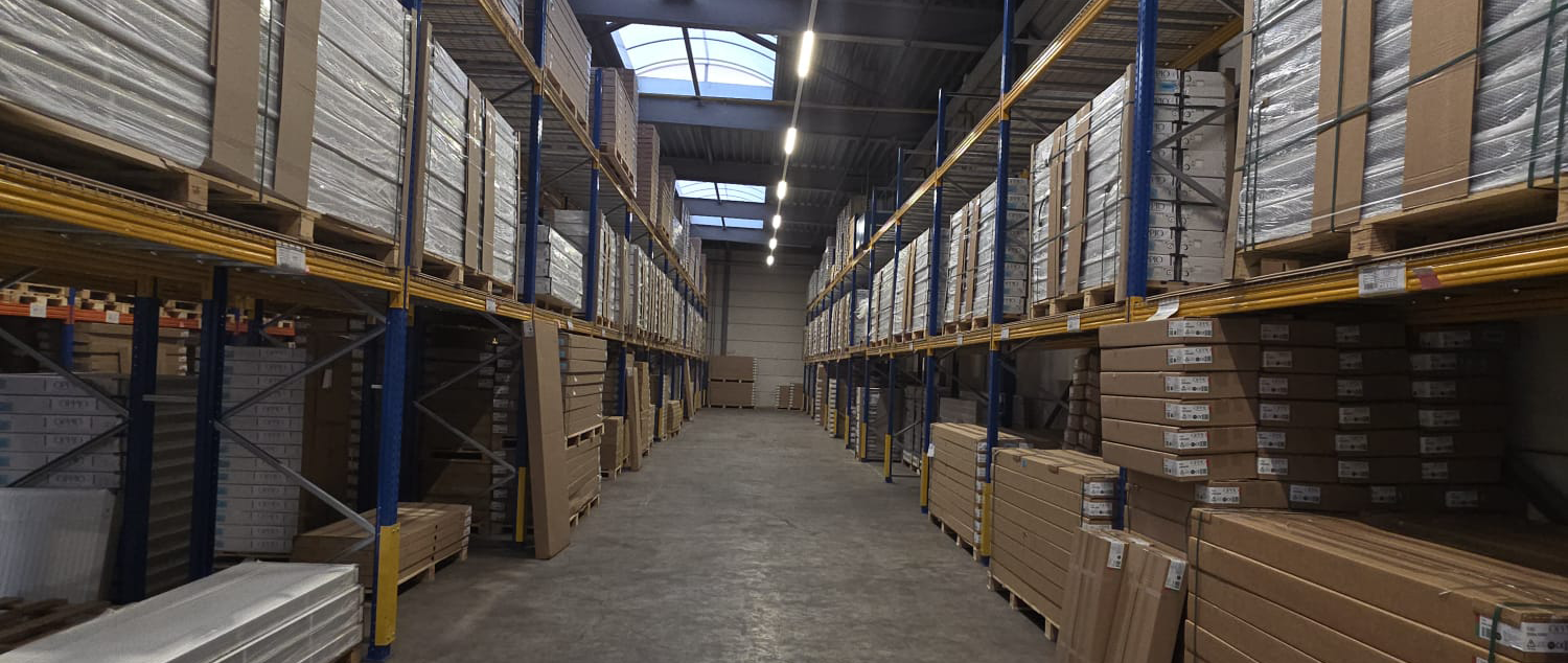 Magazijn met voorraad radiatoren