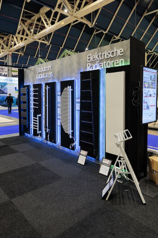 Showroom met radiatoren en zakelijke partner