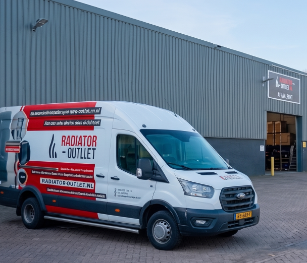 Bezorgwagen van Radiator-Outlet bij het magazijn