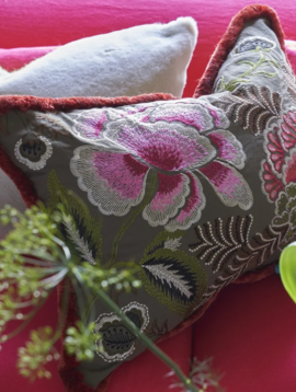 Designers Guild Kissen Rose de Damas Embroidered - Cranberry - 60x45cm