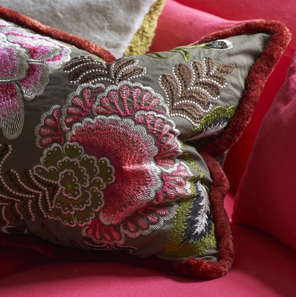 Designers Guild Kissen Rose de Damas Embroidered - Cranberry - 60x45cm