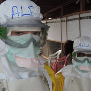 Eigen label Hoodie tbv isolatiedoeleinden zoals bij verpleging van ebola patienten (per verpakking van 100)