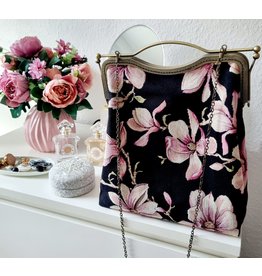 Handmade Handtasche mit Clipverschluss und Schulterkette – Design Lilie