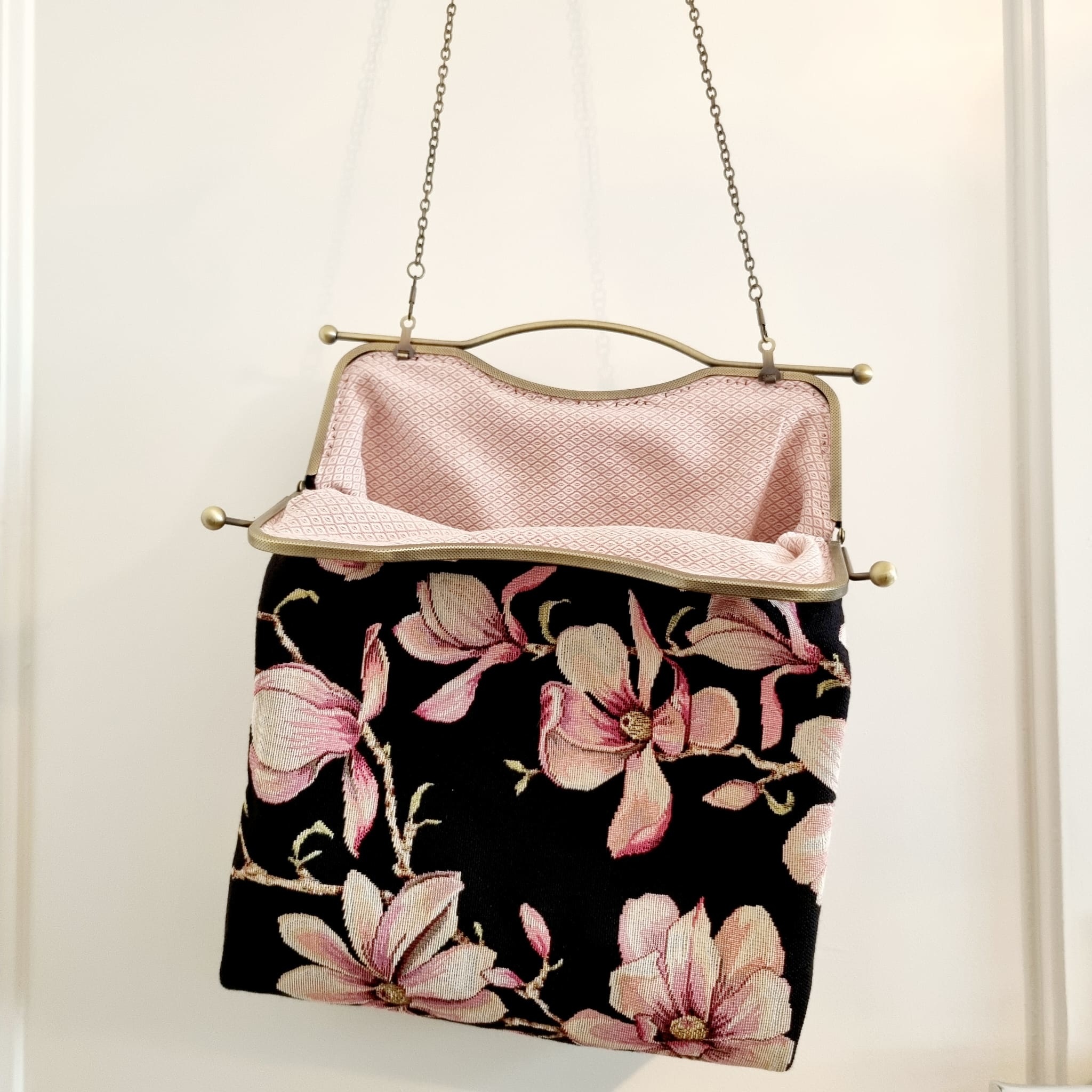 Handmade Handtasche mit Clipverschluss und Schulterkette – Hergestellt in Deutschland – Design Lilie