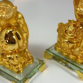 verheißungsvolles Affenpaar mit Wu Lou und Geldtopf, Goldbarren oder Pfirsich (8x5x11cm)