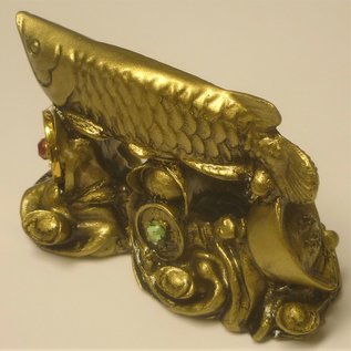 Arowana on a bed of wealth, ca.10x4,4x6,5cm