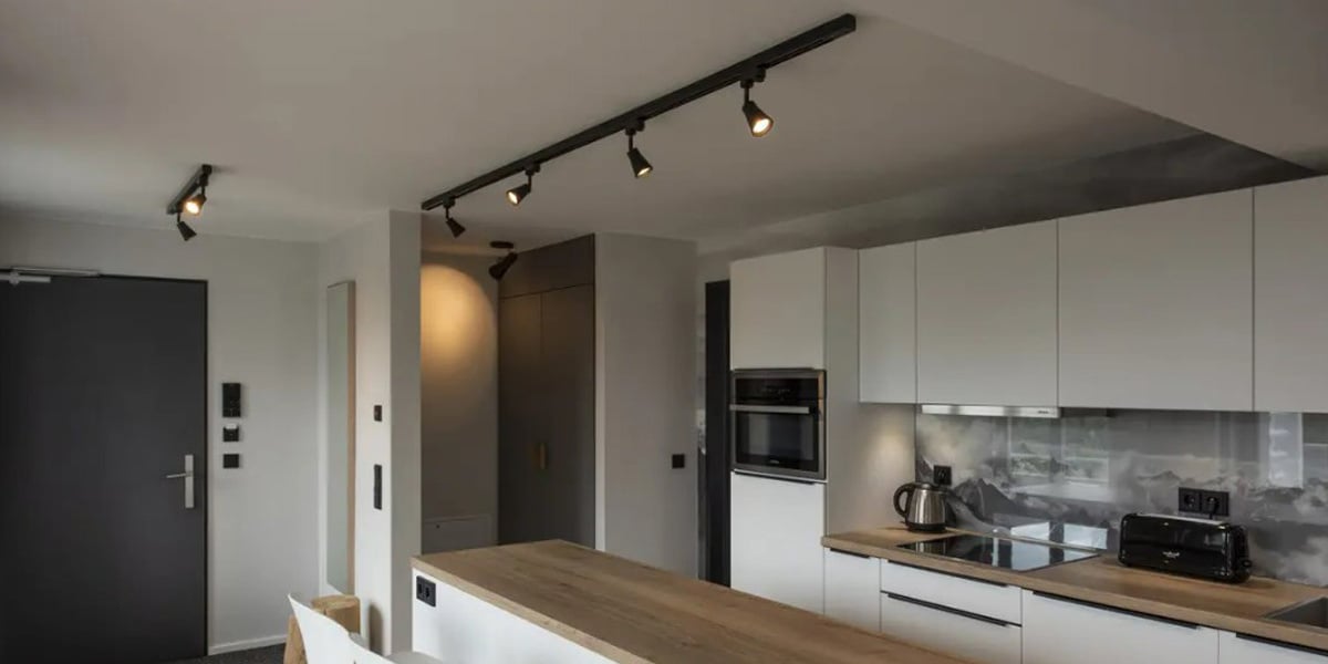 3-fase railspots in een keuken