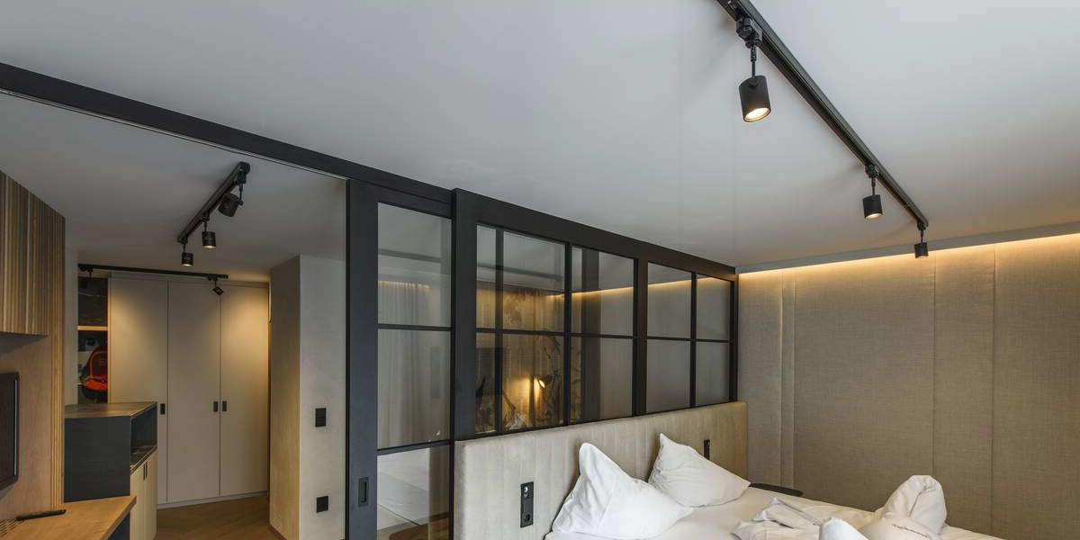 railspots op een 3-fase rail in een showroom